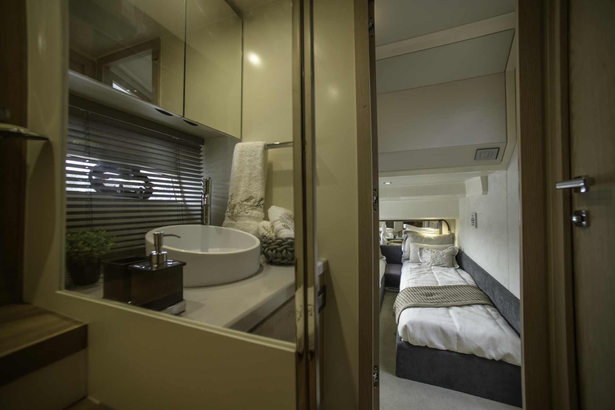 Sessa F48 INT_VAZ6344